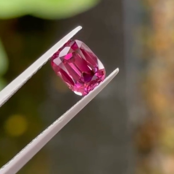 1.16ct Rhodolite Garnet from the Umba valley, Tanzania. - Picture 8 of 9